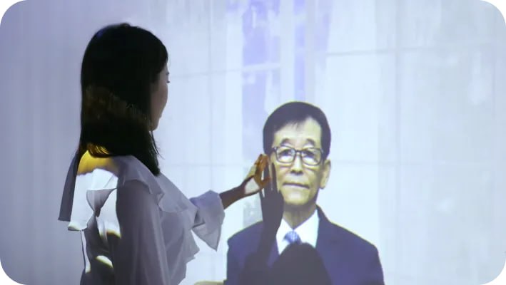 Цифровой двойник умершего человека на экране смартфона