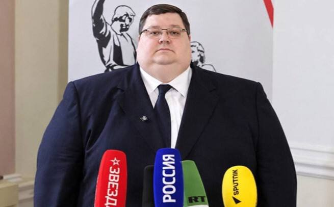 Логотип Сбера на фоне графика биткоина